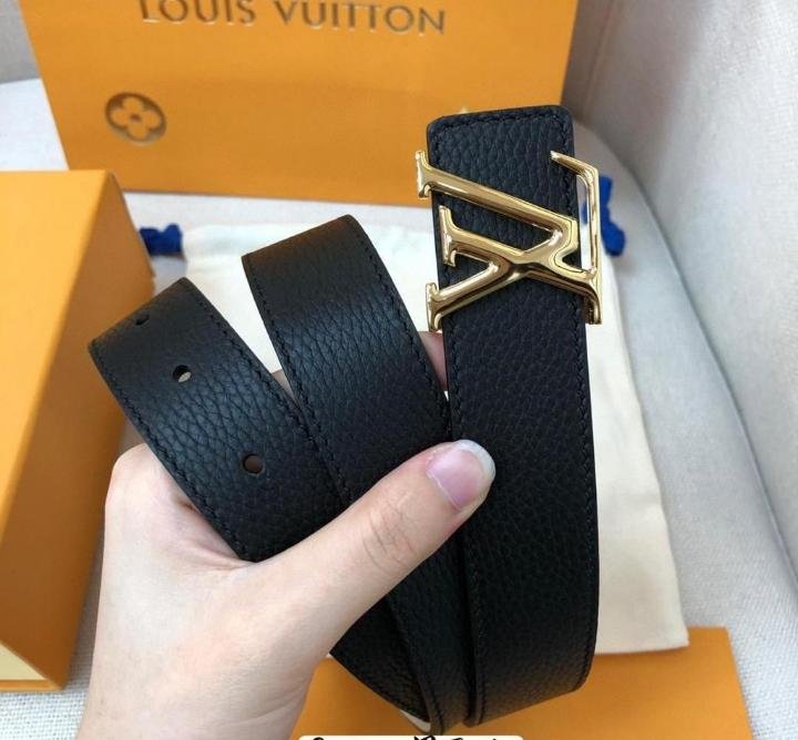 Cinto Louis Vuitton Initials Couro Preto